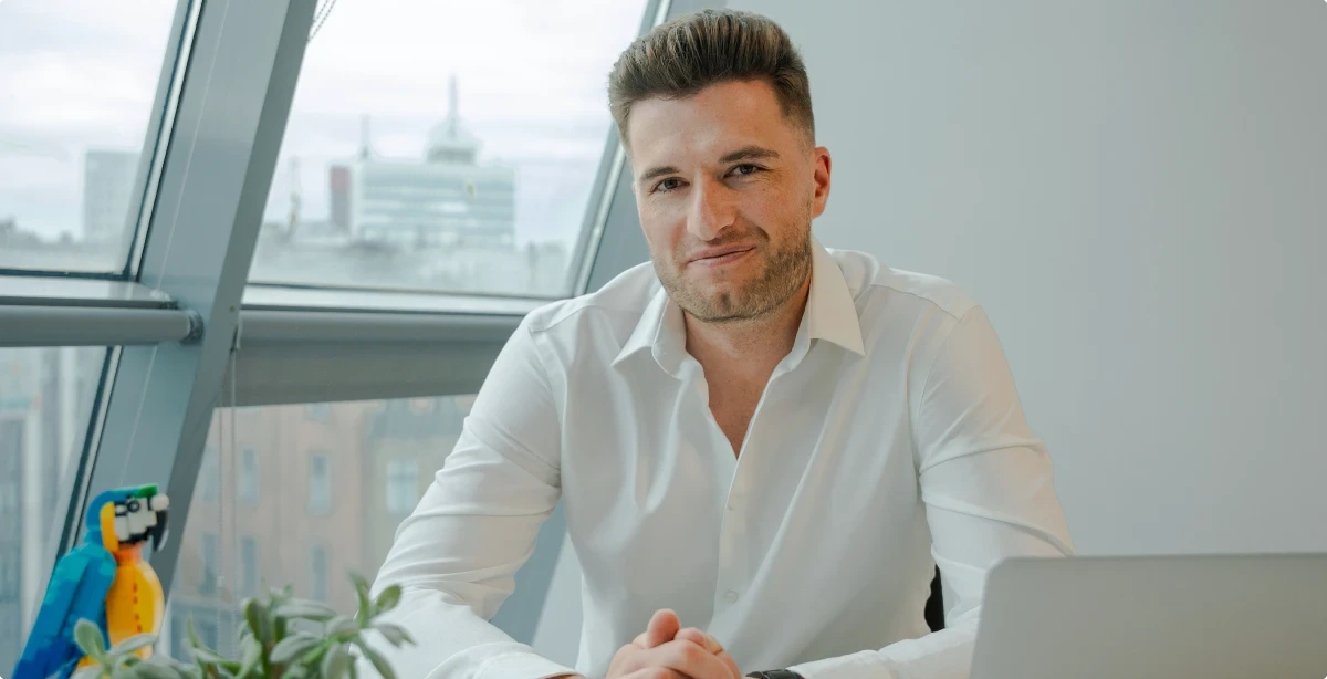 Jan Prager przy biurku